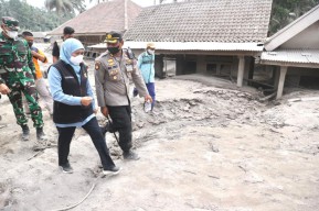 Langkah Cepat Gubernur Khofifah Pulihkan Daerah Terdampak Erupsi Gunung Semeru