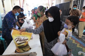 Persiapan Nataru, Pemkot Surabaya Gelar Operasi Pasar Sembako Murah