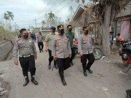 Peduli Korban Erupsi Semeru, Kapolres Gresik Berikan Bantuan di Posko Penanggal