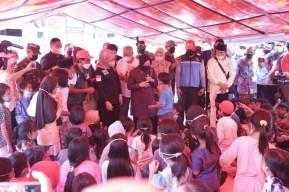 Sapa Anak-anak Korban Banjir di Lombok, Mensos Risma Bagikan Jajanan dan Mainan