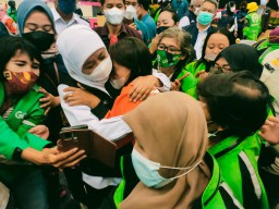 Gubenur Khofifah Berbagi Keceriaan Bersama Driver Ojek Online Wanita