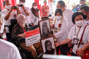 Cerita Mensos Risma Dibalik Karya Lukisan Penyandang Disabilitas Asal Surabaya