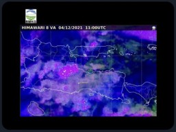 Abu Vulkanik Eruspsi Gunung Semeru Mengarah ke Selatan dan Barat Daya