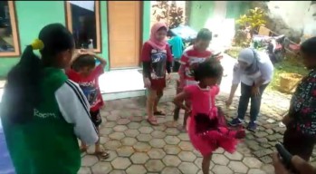 Video Keseruan Kartar Surabaya Bemain dengan Anak-anak Korban Erupsi Semeru