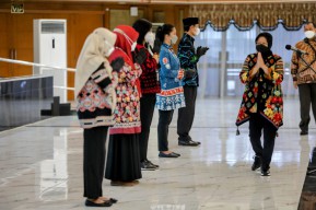 Begini Cara Risma Memberi Wejangan Anak Buahnya di Kemensos