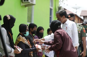 Sambangi Korban Banjir Sintang, Presiden Jokowi Perintahkan Tanam Bibit Pohon