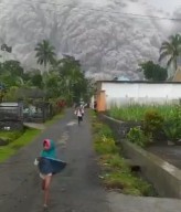 Satu Ton Rendang untuk Pengungsi Erupsi Gunung Semeru