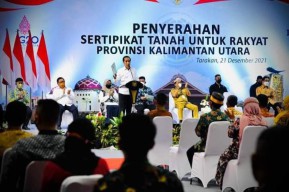 Presiden Jokowi Serahkan 13.445 Sertipikat Tanah Warga di Kalimantan Utara