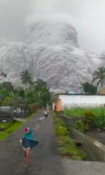 Gunung Semeru Erupsi, Warga Panik Selamatkan Diri