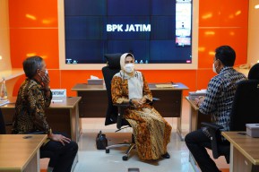 Penyerahan Hasil Audit Laporan Keuangan dari BPK ke Pemkot Batu