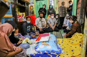 Kunjungi Balita Hidrosefalus, Mensos Risma Serahkan Bantuan Kewirausahan