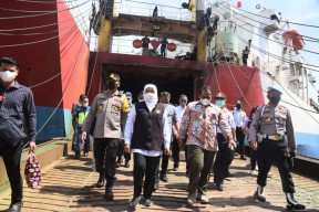 Cek Kesiapan Jelang Nataru, Gubernur Khofifah Tinjau Pelabuhan Tanjung Perak