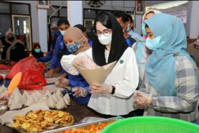 Istri Wakil Gubernur Jatim Ikut Terjun Bantu Korban Terdampak Erupsi Semeru