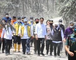 Tinjau Lokasi Erupsi Gunung Semeru, Presiden Jokowi Sampaikan Duka Mendalam