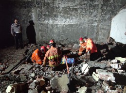 Pekerja Bangunan di Surabaya Tewas Tertimpa Tembok Setinggi 4 Meter
