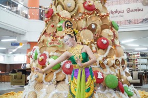 Bernuansa Nusantara, UK Petra Hadirkan Pohon Natal dari Perkakas Bambu