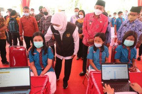 Gubernur Khofifah Beri Semangat Anak-anak agar Berani Divaksin