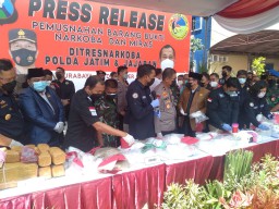 Polda Jatim Musnahkan 25 Juta Pil Koplo dan 124 Kg Sabu Hasil Tangkapan 2021