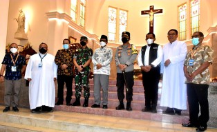 Menkopolhukam Mahfud MD Tinjau Pengamanan Gereja di Surabaya