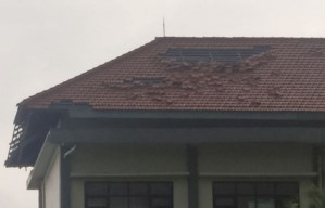 Atap Sekolah di Surabaya Ambruk Diterjang Angin Kencang
