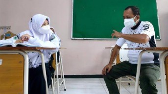 Pemkot Surabaya Bagikan 46 Ribu Seragam Gratis untuk Siswa SD dan SMP