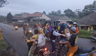 Potret Mensos Risma di Lokasi Tedampak Erupsi Gunung Semeru