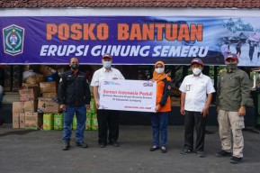 Peduli Korban Erupsi Semeru, SIG Salurkan Bantuan Makanan dan Perlengkapan