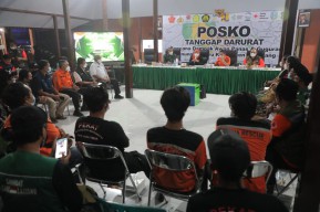 Temui Relawan Erupsi Semeru, Gubernur Khofifah: Gravitasi Kemanusiaan Luar Biasa