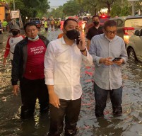 Dikawal Pejabatnya, Wali Kota Eri Turun ke Jalan Atasi Banjir di Surabaya