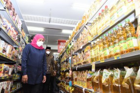 Gubernur Khofifah Pastikan Ketersediaan Stok Minyak Goreng Satu Harga di Jatim