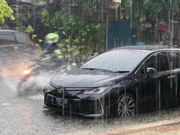 Hujan di Surabaya, Rumah Masa Kecil Mensos Risma Tergenang
