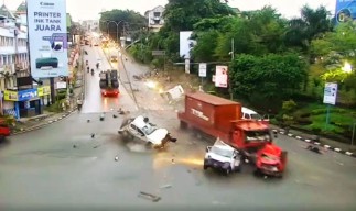Video: Detik-detik Truk Tronton Seruduk 20 Kendaraan di Muara Rapak Balikpapan