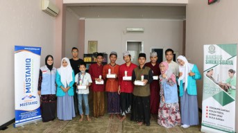 Hari Gizi, SMK Kesehatan dan Yayasan Mustahiq Berbagi Makanan ke Panti Asuhan