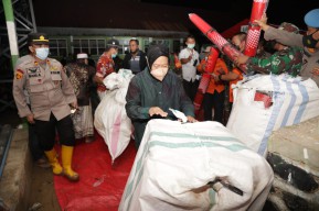Kunjungi Korban Banjir di Sumatera Utara, Mensos Risma Upayakan Perbaikan Rumah
