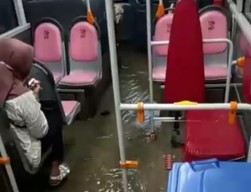 Beredar Video Bus Kebanjiran, Di Surabaya?
