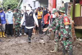 Tinjau Banjir Bandang di Jember, Gubernur Khofifah: Semua akan Diperbaiki