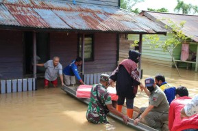 Kunjungi Korban Banjir di Kaltara, Mensos Risma Naik Perahu ke Pemukiman Warga