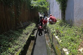 Mulai Berbenah, Pemkot Surabaya Keruk Sampah & Lumpur di Saluran Air Tengah Kota