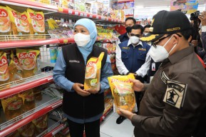 Gubernur Khofifah Minta Pemda Awasi Aksi Borong Minyak Goreng Satu Harga