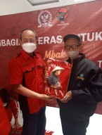 Gerakan Gotong Royong, Puti Guntur dan Kader PDIP Bagikan Beras "Mbak Puan"