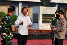 Kunjungi Jateng, Presiden Jokowi Serahkan Bantuan PKL hingga Resmikan Bendungan