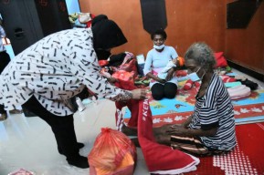 Mensos Risma Sambangi Korban Banjir di Jayapura