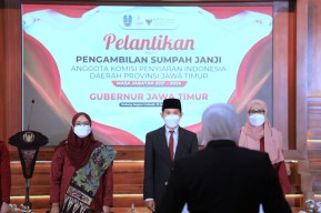 Lantik Komisioner KPID, Gubernur Khofifah Minta Serius Perangi Hoax