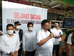 Menko Airlangga Tinjau Harga Minyak Goreng di Pasar Wonokromo Surabaya