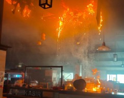 Rumah Makan Soto Cak Har MERR Surabaya Terbakar, 12 Unit PMK Dikerahkan