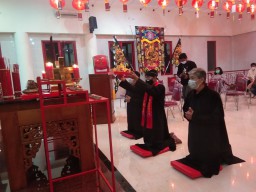 Sambut Imlek, Umat Konghucu Surabaya Gelar Sembahyang Ciswak