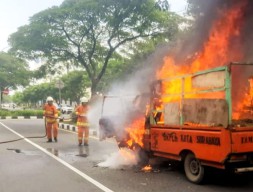 Mobil Milik Pemkot Surabaya Terbakar di Jalan Ir Soekarno MERR