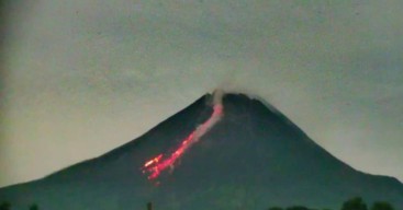 Gunung Merapi Luncurkan 8 Guguran Lava Pijar Sejauh 2 KM, Status Siaga!