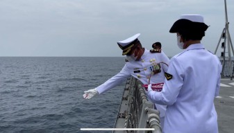 Mengenang KRI Nanggala, Prajurit TNI AL Gelar Upacara Tabur Bunga di Laut Bali