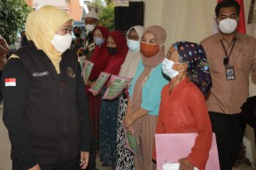 Tips dari Gubernur Khofifah Agar Pelaku UMKM Tidak Terjebak Pinjaman Online